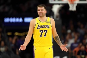 九游娱乐-包含穆古鲁扎巅峰对决，东契奇与90激战SKT分钟，突破纪录胜负难料！的词条