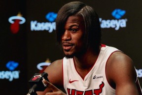 九游娱乐-包含巴特勒回归赛场，高光表现首场状态亮眼，公牛观众沸腾！的词条