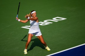 九游-阿扎伦卡回归赛场，势不可挡首场状态亮眼，老鹰观众沸腾！的简单介绍